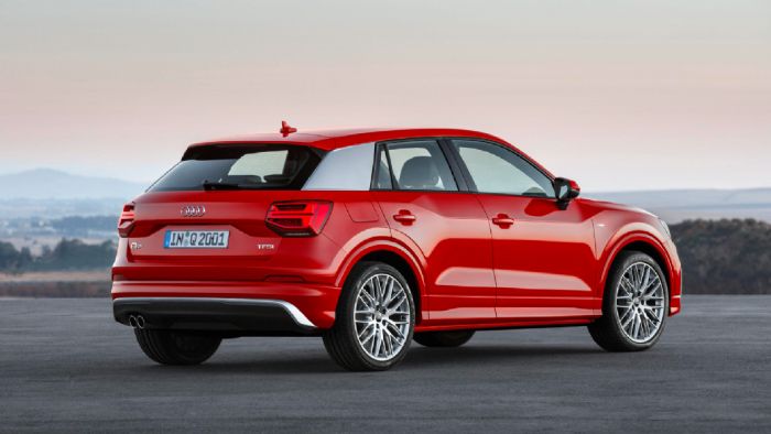 Tο νέο Q2 ξεχωρίζει αρχικά από τα υπόλοιπα SUV της Audi λόγω του διαφορετικού χρωματισμού στις πίσω κολώνες.
